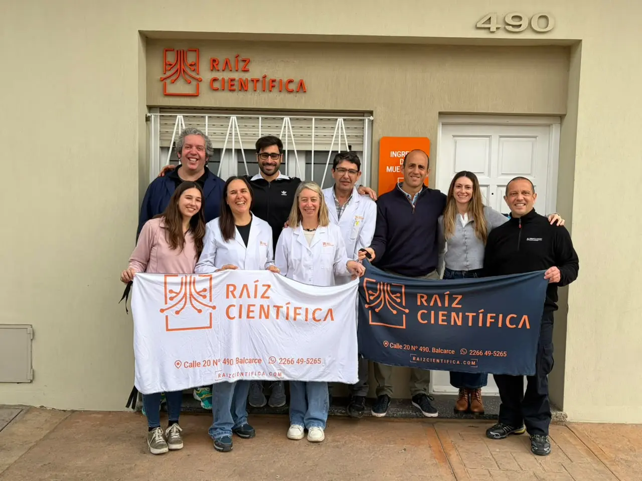 Equipo de Raíz Científica frente a su sede en Balcarce